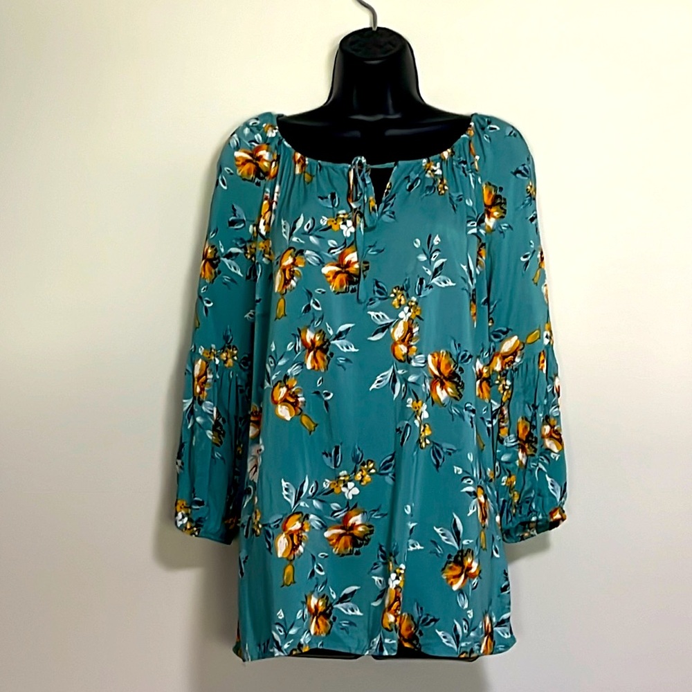 🌻3/$15 Green Floral Top w/ 3/4 elastic sleeve and keyhole neckline. Size Large